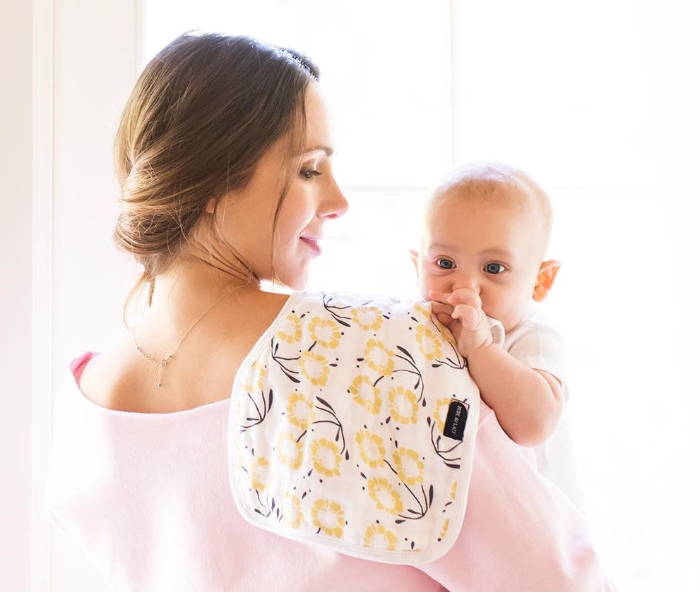 Почему ребенок срыгивает после кормления грудью или смесью