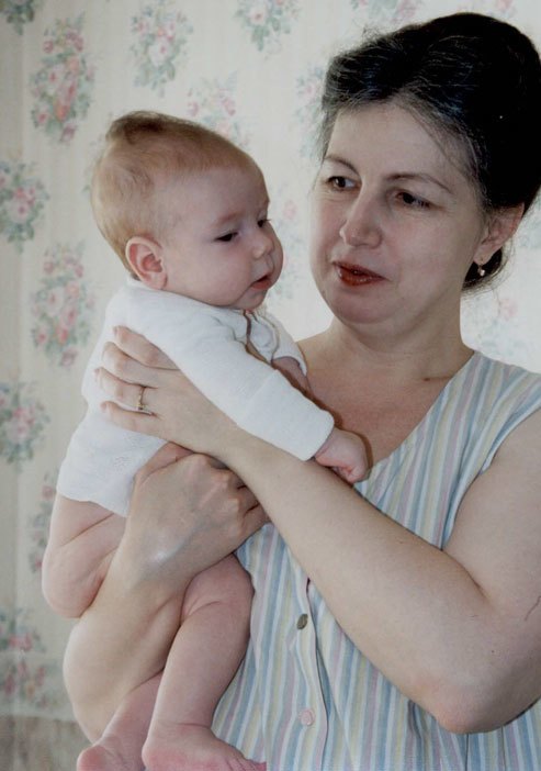 Как носить ребенка в 2 месяца на руках позы фото