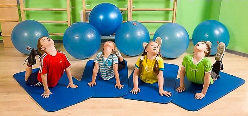 Фитнес с ребенком: 6 упражнений для мамы и малыша в картинках