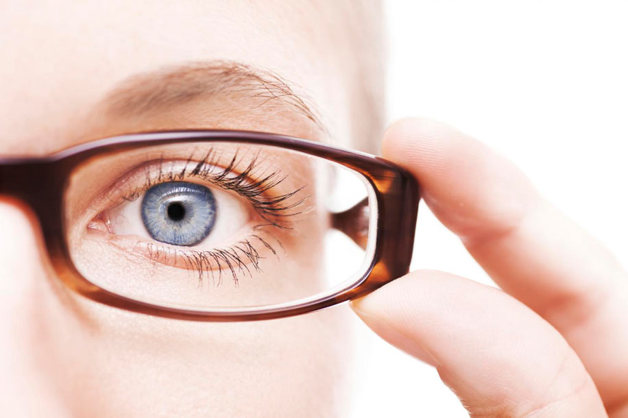 Слезится глаз у ребенка — возможные причины выделения слезной жидкости