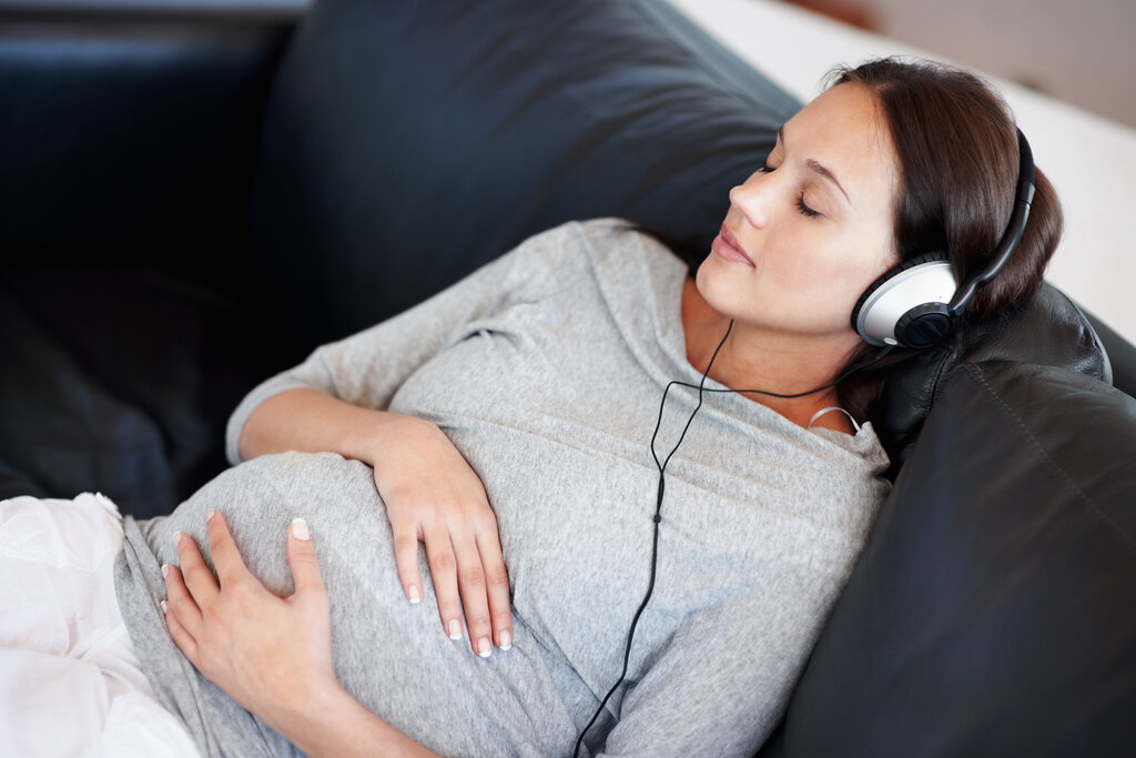 Какую музыку для беременных рекомендуют слушать врачи: классические композиции, список рекомендованных треков и влияние на плод