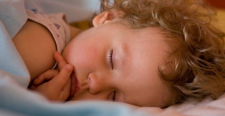 Ребенок скрипит зубами во сне