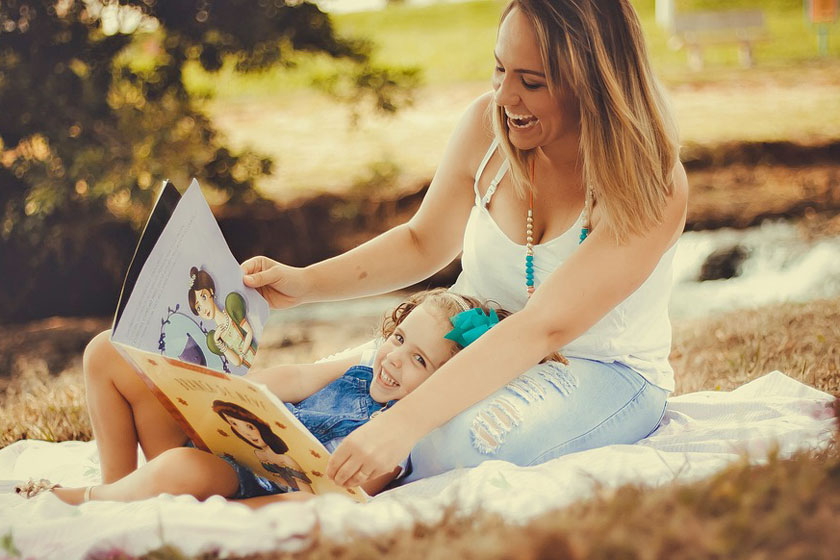 Как ребенок относится к маме, родным и чужим людям в зависимости от возраста (от рождения до года)