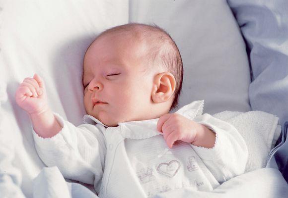 Почему у грудного ребенка сильно потеет голова во время сна?