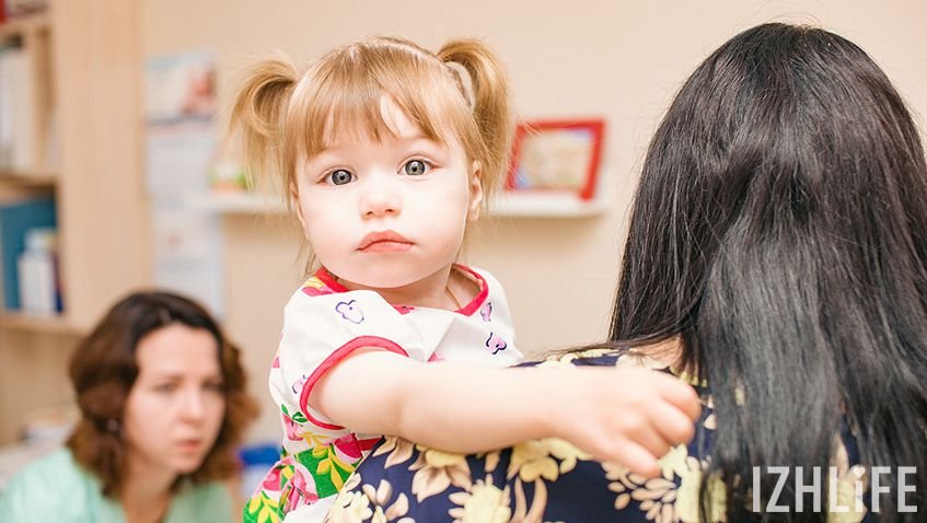 Ребенок в 6 месяцев не сидит и не ползает