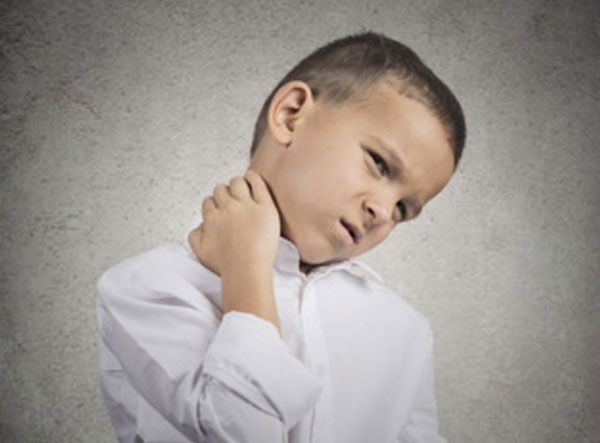 Чо делать, если у ребенка болит шея справа, слева или сзади