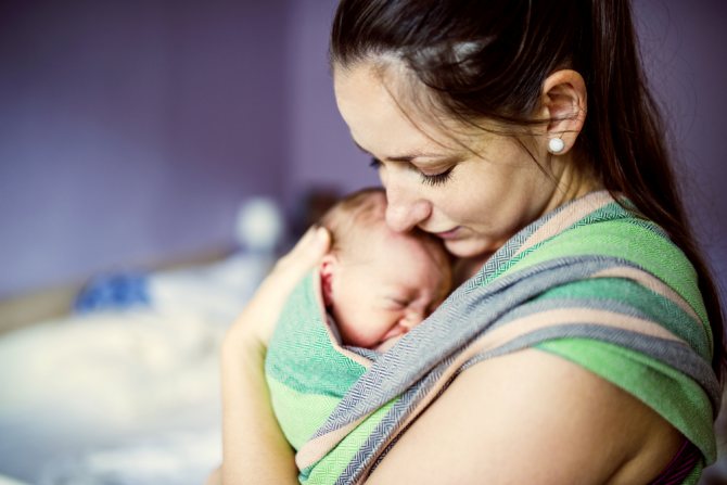 Почему новорожденный ребенок срыгнул с кровью при кормлении — причины