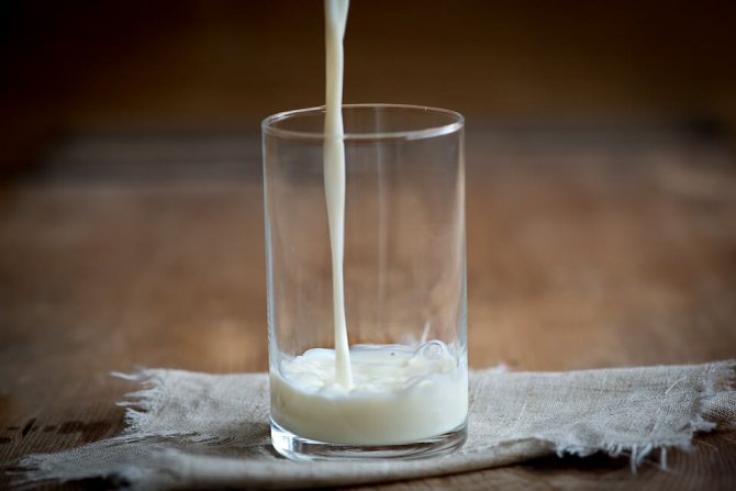 Коровье молоко для грудничка — с какого возраста можно давать
