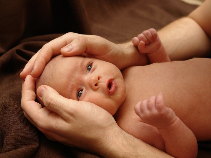 Трясется нижняя губа у новорожденного: что делать?