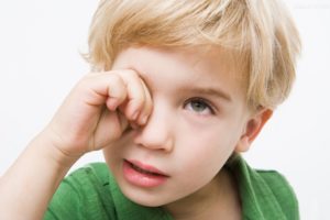У ребенка болят глаза — возможные причины, чем можно помочь малышу