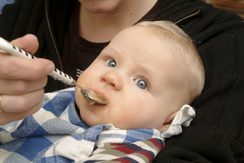 Ребенок не ест творог: заставлять или расслабиться?