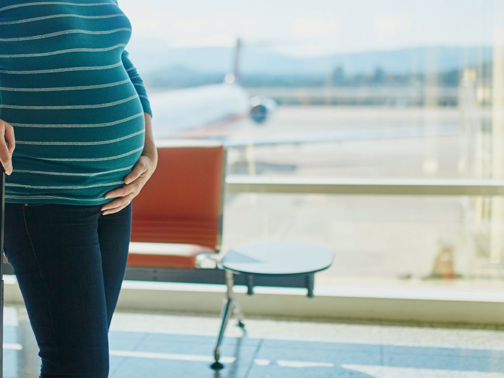 Можно ли беременным летать на самолете: до какого срока разрешены перелеты