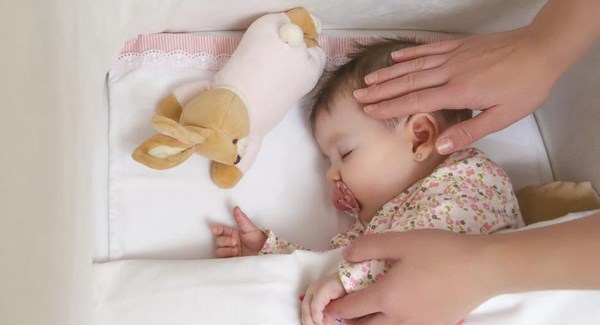 Укладываем малыша спать: поем колыбельную, укачиваем, делаем массаж