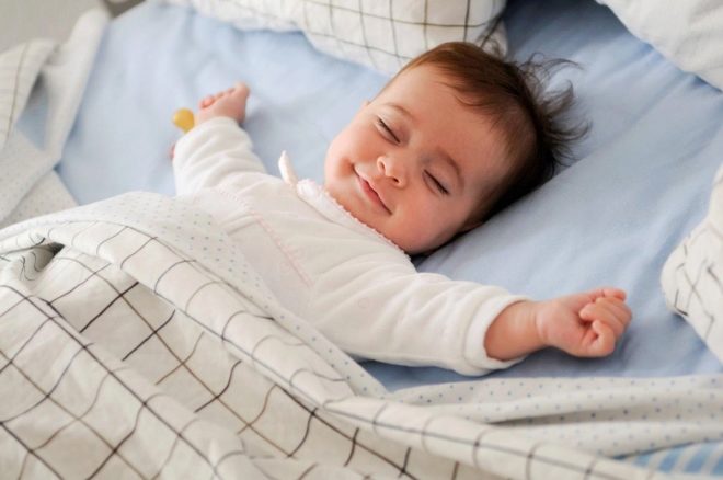 Когда дети начинают спать всю ночь? | pampers