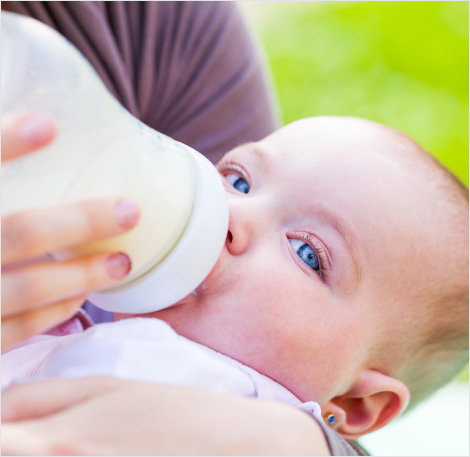 Как правильно кормить новорожденного из бутылочки