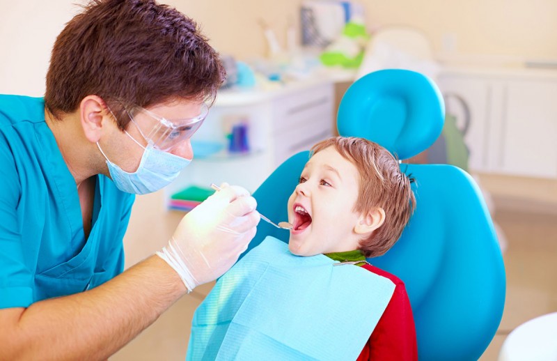 Почему у ребенка в год нет зубов — сроки появления