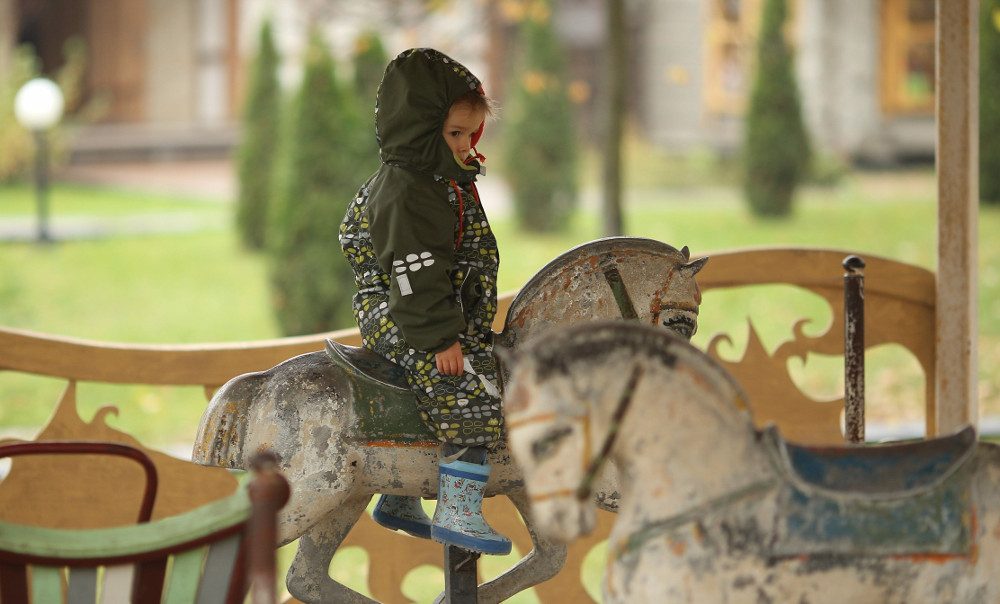 6 способов увести ребенка с детской площадки без истерики