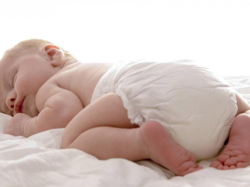 С какого возраста младенцу можно спать на животике: мифы и реальность