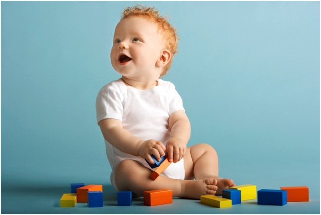 Ребенок в 5 месяца пытается сесть — может ли