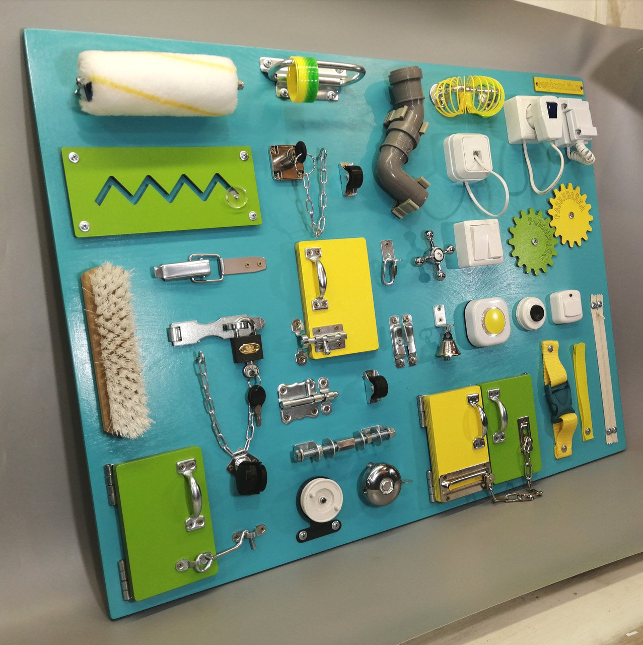 Развивающая доска для малышей — мастерим игровой стенд ребенку