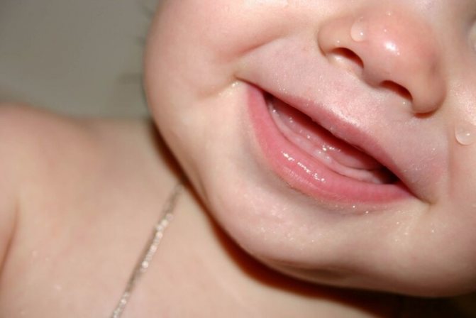 Признаки прорезывания зубов у грудничка в 4 месяца
