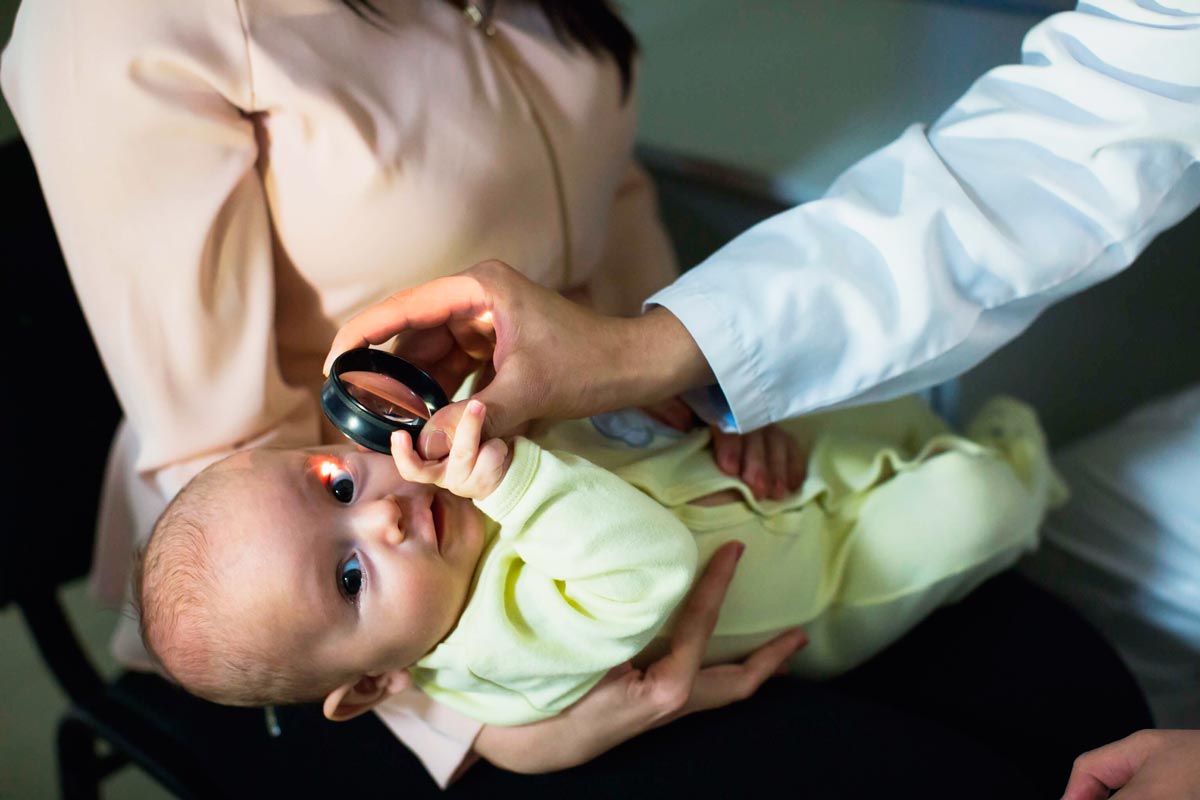 Как закапать капли в глаза ребенку правильно