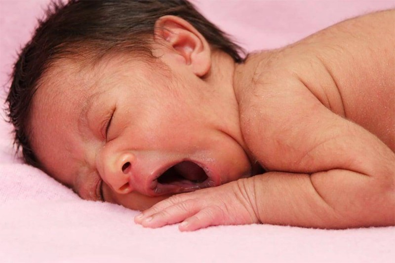 Физиологические рефлексы новорожденных — таблица по месяцам