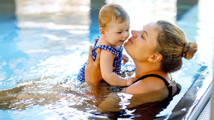 Ребёнок боится купаться: что делать
