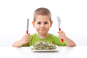 Ребенок старше года плохо ест: ждать или заставлять?