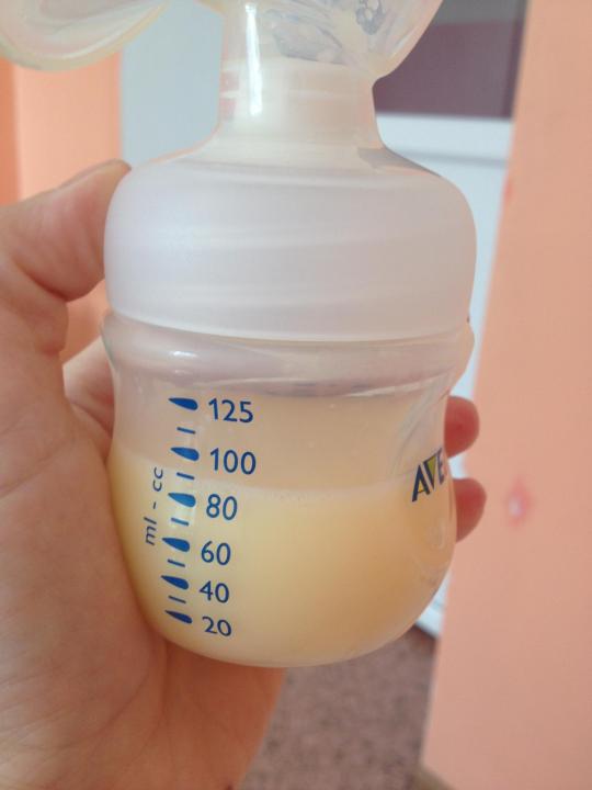 Цвет грудного молока: каким бывает и от чего зависит
