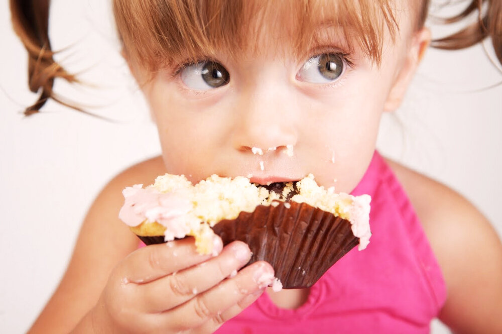 Ребенок ест много сладкого