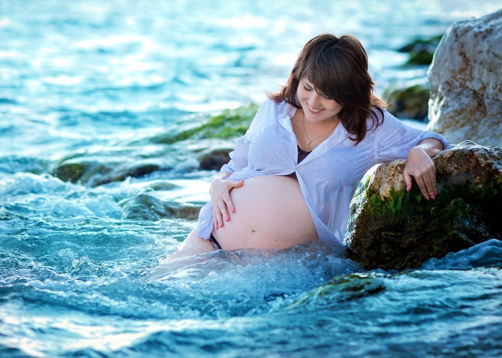 Можно ли купаться кормящей маме в море, в реке или в бассейне?