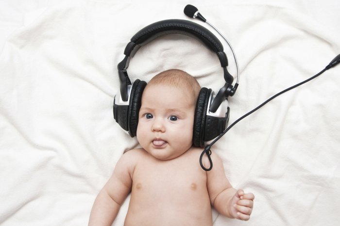 Когда начинает слышать новорожденный ребенок: как проверить слух