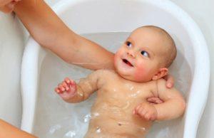 Как держать ребенка при купании — необходимость и подготовка