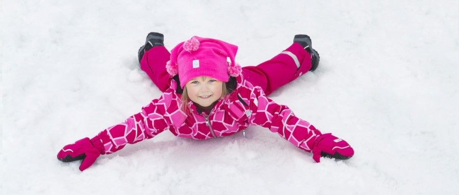 Гуляем с пользой: как правильно одеть младенца на прогулку в разное время года