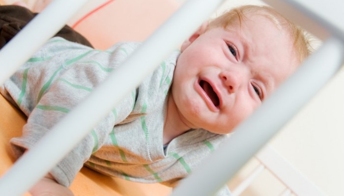 Почему грудной ребенок выгибает спину и плачет: причины