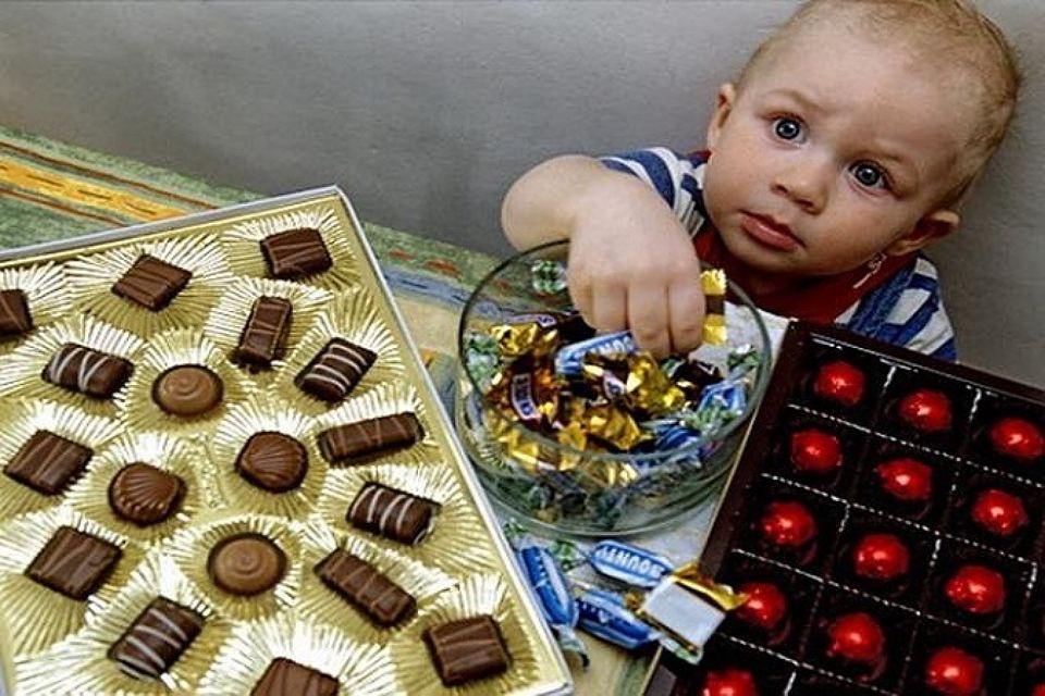 Ребенок ест много сладкого: главные причины и последствия