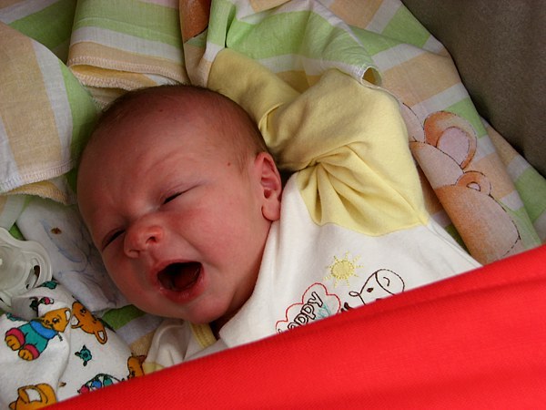 Новорожденный не спит весь день: причины проблемы и способы ее решения