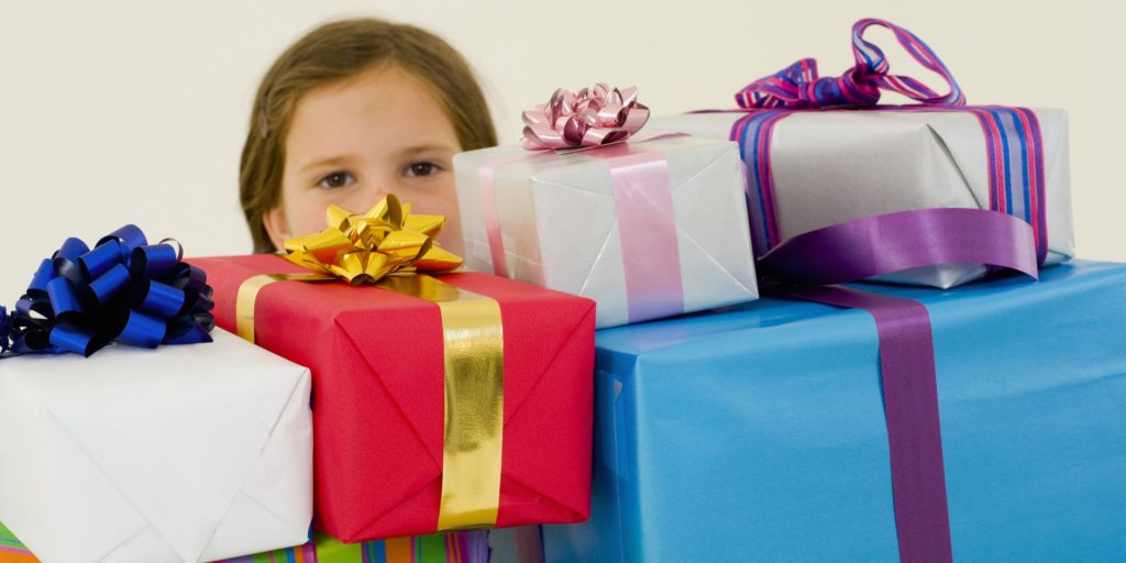 Что подарить ребёнку на новый год: 20 идей для разных возрастов