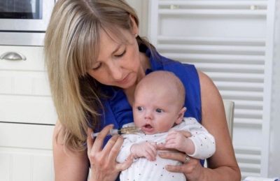 Рвота слизью у ребенка — почему младенца тошнит мокротой