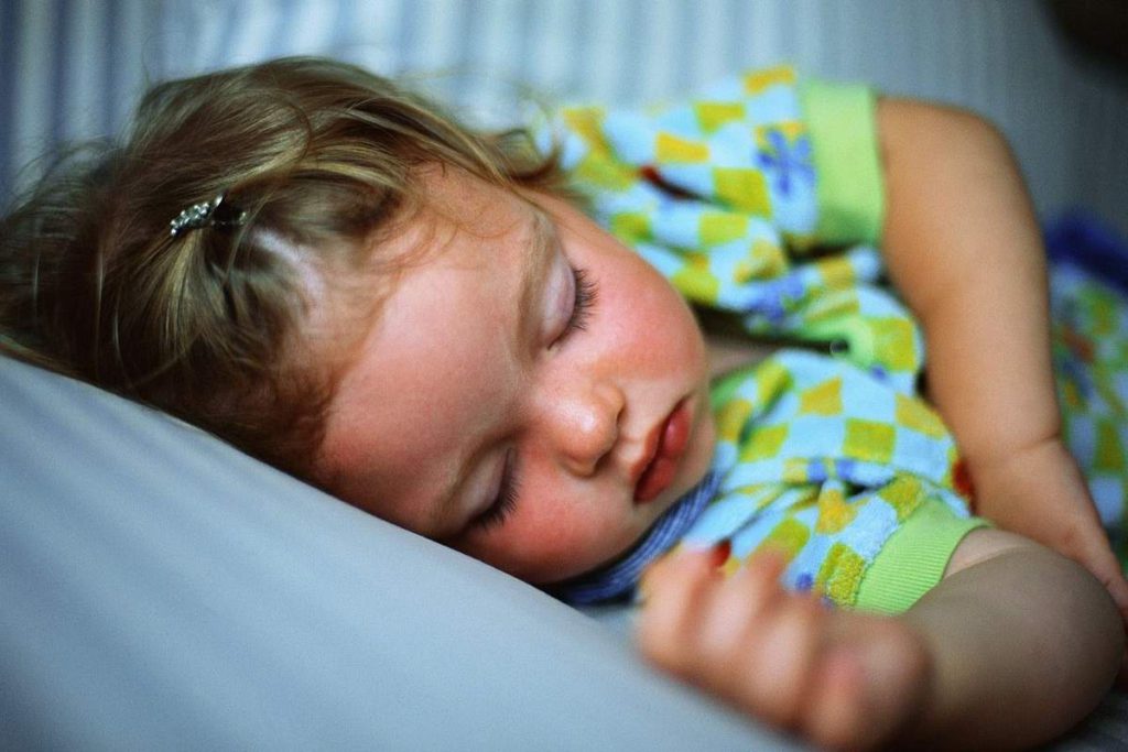 Ребенок не спит ночью. почему?