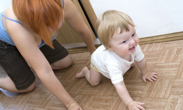 Как научить ребенка ползать на четвереньках? упражнения для 3-4 и 5-7 месяцев
