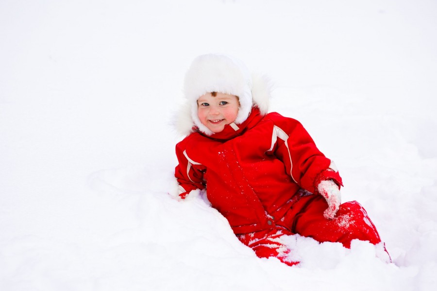 Гуляем с пользой: как правильно одеть младенца на прогулку в разное время года