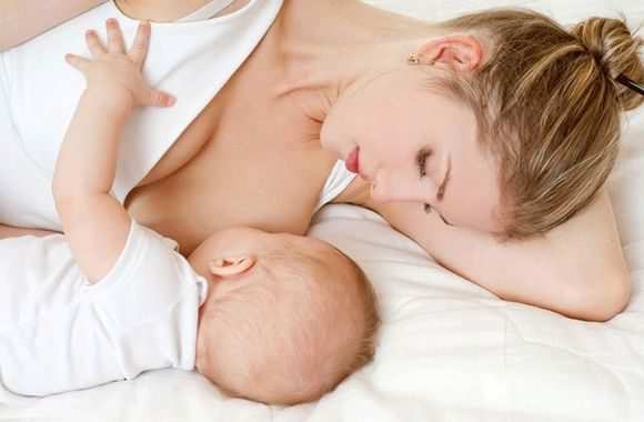 Ребенок захлебывается во время кормления грудным молоком