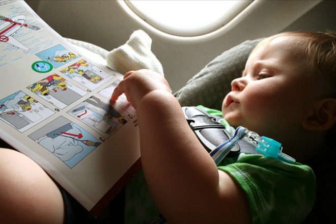 Чем заняться в самолете: чем развлечь себя и ребенка в длительном перелете