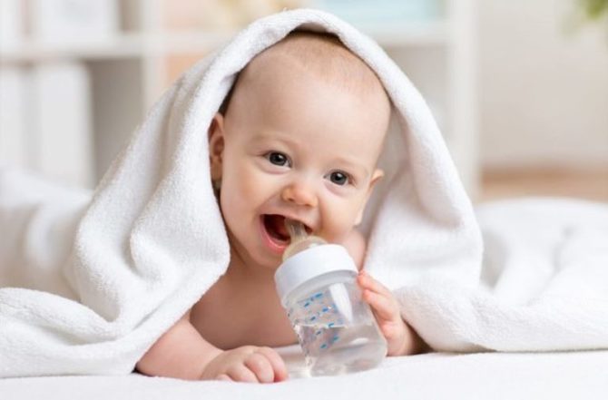 Чем поить новорожденного: 8 полезных напитков