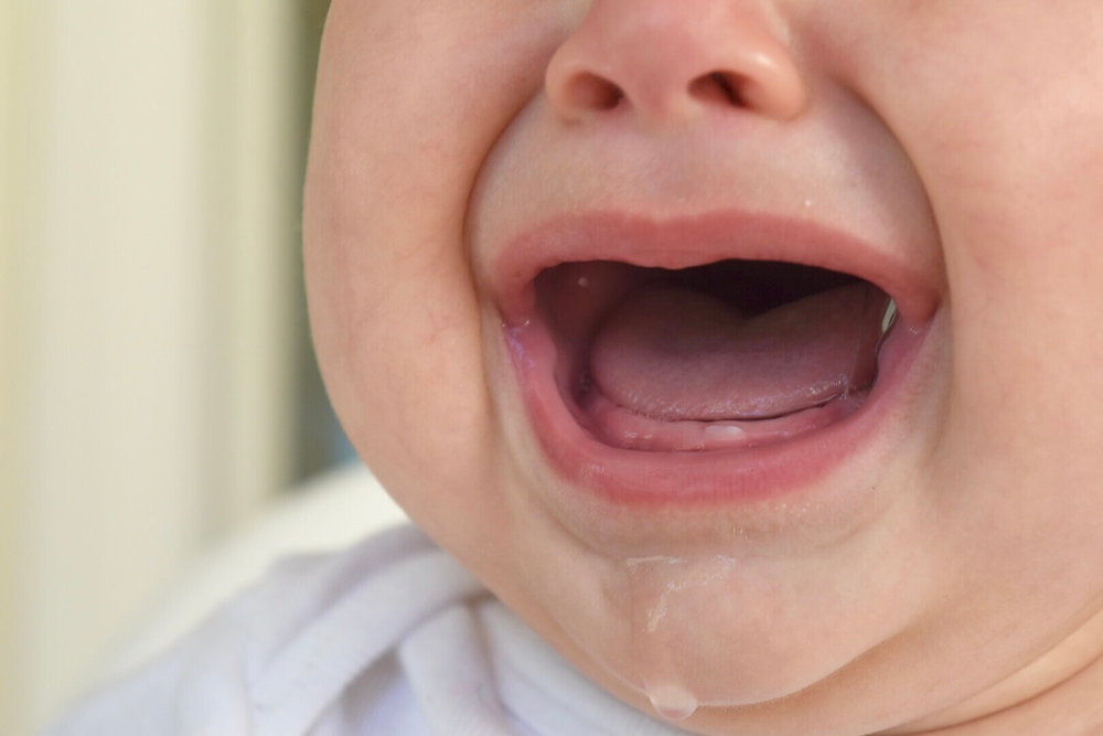 Затрудненное прорезывание зубов у детей - как облегчить