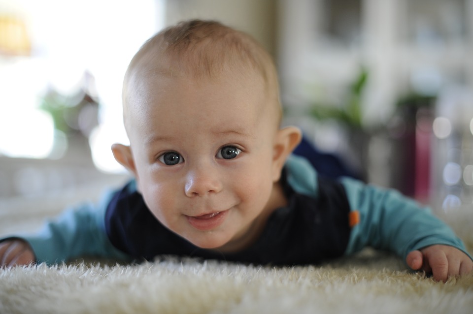 Нужно ли выкладывать младенца на животик?