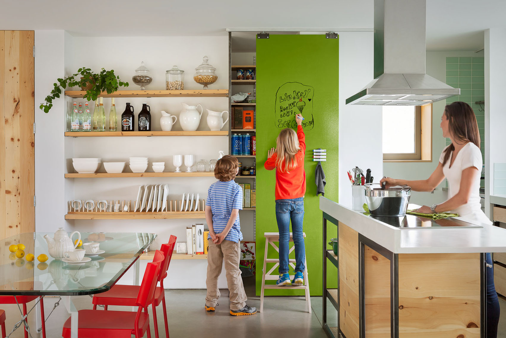 Безопасность детей на кухне: чем занять ребенка пока мама готовит