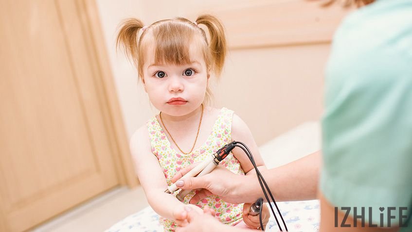 Ребенок в 6 месяцев не сидит и не ползает